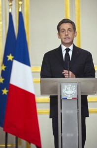 Nicolas Sarkozy francia elnök a líbiai válságról szóló párizsi csúcstalálkozóján bejelenti 2011. március 19-én, hogy azonali fegyveres fellépést indítanak Líbia ellen Nicolas Sarkozy francia elnök a líbiai válságról szóló párizsi csúcstalálkozóján bejelenti 2011. március 19-én, hogy azonali fegyveres fellépést indítanak Líbia ellen