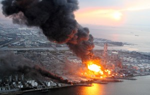 Egy japán város a 8,9-es földrengés után 2011. március 11-én Egy japán város a 8,9-es földrengés után 2011. március 11-én