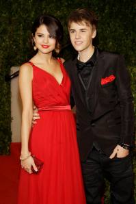 Selena Gomez amerikai énekesnő és Justin Bieber kanadai énekes az Oscar-díjkiosztón Los Angelesben 2011. február 27-én Selena Gomez amerikai énekesnő és Justin Bieber kanadai énekes az Oscar-díjkiosztón Los Angelesben 2011. február 27-én