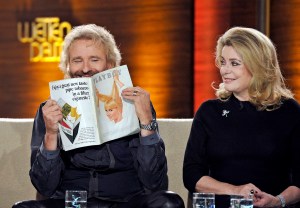 Catherine Deneuve francia színésznő és Thomas Gottschalk műsorvezető a Wetten dass...? (Fogadjunk...?) című német tévéműsor felvételén Augusburgban 2011. március 19-én