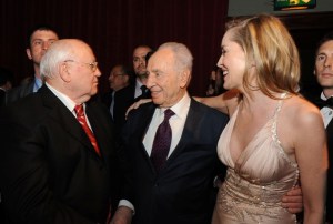 Mihail Gorbacsov egykori szovjet elnök, Simon Peresz izraeli elnök és Sharon Stone amerikai színésznő Gorbacsov 80. születésnapja alkalmából rendezett ünnepségen Londonban 2011. március 30-án