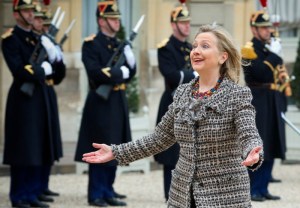 Hillary Clinton amerikai külügyminiszter a párizsi Élysée-palotába érkezik 2011. március 19-én Hillary Clinton amerikai külügyminiszter a párizsi Élysée-palotába érkezik 2011. március 19-én
