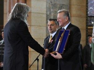Hobo (Földes László) magyar énekes átveszi a Kossuth-díjat Schmitt Pál köztársasági elnöktől és Orbán Viktor miniszterelnöktől a Parlamentben 2011. március 14-én Hobo (Földes László) magyar énekes átveszi a Kossuth-díjat Schmitt Pál köztársasági elnöktől és Orbán Viktor miniszterelnöktől a Parlamentben 2011. március 14-én