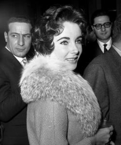 Elizabeth Taylor Oscar-díjas amerikai-brit színésznő (1932-2011) Elizabeth Taylor Oscar-díjas amerikai-brit színésznő (1932-2011)