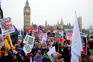 250 ezer embet tüntet a megszorítások ellen Londonban 2011. március 26-án