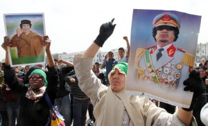 Kormánypárti tüntetők Moammer el-Kadhafi líbiai vezető képét a magasba emelve tüntetnek Tripoliban 2011. március 18-án Kormánypárti tüntetők Moammer el-Kadhafi líbiai vezető képét a magasba emelve tüntetnek Tripoliban 2011. március 18-án