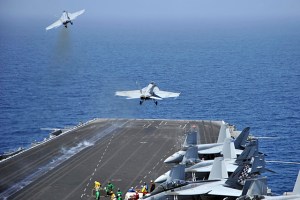 Amerikai vadászgépek indulnak a Vörös tengerről Líbiába 2011. március 19-én (Forrás: USA Haditengerészet) Amerikai vadászgépek indulnak a Vörös tengerről Líbiába 2011. március 19-én (Forrás: USA Haditengerészet)
