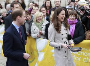 Vilmos brit herceg és menyasszonya, Kate Middleton Belfastban 2011. március 8-án Vilmos brit herceg és menyasszonya, Kate Middleton Belfastban 2011. március 8-án