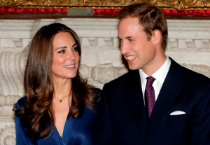 Vilmos brit herceg és Kate Middleton bejelentik eljegyzésüket a londoni St. James's-palotában 2010. november 16-án