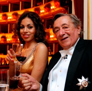 A Ruby néven ismert Karima el-Mahrug marokkói sztriptíztáncosnő, Silvio Berlusconi olasz miniszterelnök szeretője és Richard Laugner osztrák üzletember az 55. bécsi Operabálon 2011. március 3-án A Ruby néven ismert Karima el-Mahrug marokkói sztriptíztáncosnő, Silvio Berlusconi olasz miniszterelnök szeretője és Richard Laugner osztrák üzletember az 55. bécsi Operabálon 2011. március 3-án