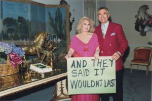 Gábor Zsazsa hollywoodi magyar színésznő és férje, Friedrich von Anhalt herceg 1991-ben Bel Air-i otthonukban Gábor Zsazsa hollywoodi magyar színésznő és férje, Friedrich von Anhalt herceg 1991-ben Bel Air-i otthonukban