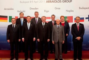 Bronislaw Komorowski lengyel, Christian Wulff német, Schmitt Pál magyar, Giorgio Napolitano olasz, Aníbal Cavaco Silva portugál, Danilo Turk szlovén, Valdis Zatlers lett, Heinz Fischer osztrák és Tarja Halonen finn államfő Budapesten 2011. április 9-én