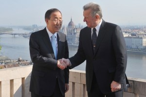 Ban Ki Mun, az ENSZ főtitkára és Schmitt Pál köztársasági elnök a Sándor-palotában 2011. április 18-án