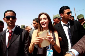 Angelina Jolie Oscar-díjas amerikai színésznő menekülttáborban a líbiai-tunéziai határon 2011. április 5-én