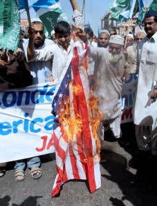 Afgán muzulmánok tüntetnek Kabulban a Korán égetés miatt 2011. április 1-jén