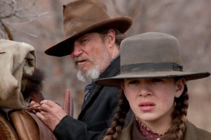 Jeff Bridges Oscar-díjas amerikai színész és Hailee Steinfeld amerikai színésznő A félszemű (True Grit) című film egyik jelenetébenfélszemű Grit
