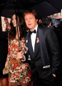 Sir Paul McCartney brit énekes és menyasszonya, Nancy Shevell a Golden Globe-díjak kiosztóján 2011-ben