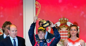 II. Albert, Monaco uralkodó hercege, a német Sebastian Vettel és a herceg unokahúga, Charlotte Casiraghi a Forma-1-es autós gyorsasági világbajnokság Monacói Nagydíjának eredményhirdetésén 2011. május 29-én