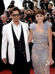 Johnny Depp amerikai színész és Penelope Cruz spanyol színésznő A Karib-tenger kalózai - Ismeretlen vizeken (Pirates of the Caribbean: On Stranger Tides) című filmjük bemutatóján a 64. Cannes-i Nemzetközi Filmfesztiválon 2011. május 14-én