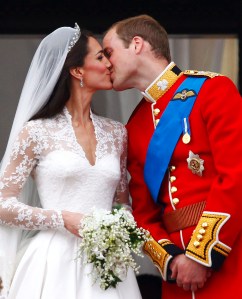 Vilmos brit herceg megcsókolja feleségét Kate Middletont az esküvőjük után a Buckingham-palota erkélyén 2011. április 29-én Vilmos brit herceg megcsókolja feleségét Kate Middletont az esküvőjük után a Buckingham-palota erkélyén 2011. április 29-én