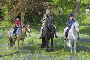 II. Erzsébet brit királynő két legkisebb unokájával, James Alexander Philip Theo Mountbatten-Windsorral és Lady Louise Windsorral a windsori kastély parjában 2011. április 25-én 