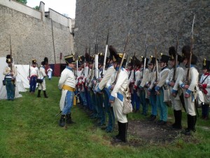 Hagyományőrzők sorakoznak Fraknó (Forchtenstein) várában 2011. április 30-án (Mészáros Márton felvétele)