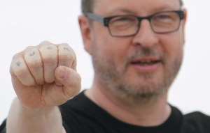 Lars Von Trier dán filmrendező a Melancholia című filmje premierjén a 64. Cannes-i Filmfesztiválon 2011. május 18-án
