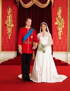 Vilmos brit herceg és felesége Katalin hercegnő esküvőjuk után a Buckingham-palota tróntermében 2011. április 29-én