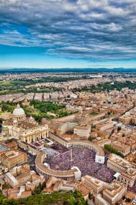 A vatikáni Szent Péter tér, amikor XVI. Benedek pápa boldoggá avatja II. János Pál pápát (1920-2005) 2011. május 1-jén