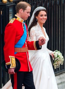 Vilmos brit herceg és felesége, Kate Middleton távozik esküvőjükről a londoni Westminster-apátságból 2011. április 29-én