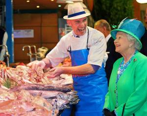 II. Erzsébet brit királynő az írországi Cork városában egy piacon 2011. május 20-án II. Erzsébet brit királynő az írországi Cork városában egy piacon 2011. május 20-án