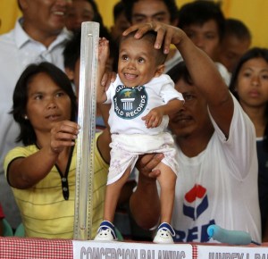 A fülöp-szigeteki Junrey Balawing, a világ legkisebb embere a 18. születésnapján 2011. június 12-én