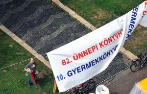 A 82. Ünnepi Könyvhét plakátja a budapesti Vörösmarty téren 2011. június 2-án