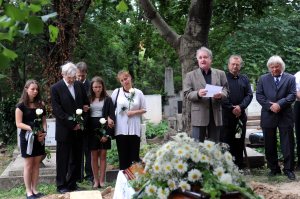 Családtagok Szöllõsy Irén Jászai Mari-díjas bábművész, színésznő temetésén a Farkasréti temetõben 2011. június 28-án Családtagok Szöllõsy Irén Jászai Mari-díjas bábművész, színésznő temetésén a Farkasréti temetõben 2011. június 28-án