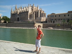 Én a katedrális épülete előtt Palma de Mallorcán, Mallorca 2011 - Mészáros Márton felvétele - 