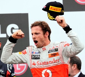     Jenson Button, a McLaren Mecedes brit versenyzője ünnepel a Forma-1-es autós gyorsasági világbajnokság Kanadai Nagydíjának futamán 2011. június 12-én