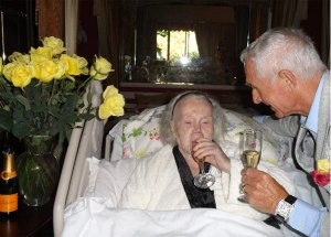 Gábor Zsazsa hollywoodi magyar színésznő és férje, Frederich von Anhalt herceg Beverly Hills-i otthonukban 2011. június 20-án Gábor Zsazsa hollywoodi magyar színésznő és férje, Frederich von Anhalt herceg Beverly Hills-i otthonukban 2011. június 20-án