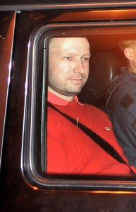 Anders Behring Breivik norvég tömeggyilkos rendőrségi autóban Oslóban 2011. július 25-én 