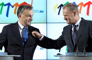 Orbán Viktor magyar kormányfő és Donald Tusk lengyel miniszterelnök sajtótájékoztatójukon Varsóban 2011. július 1-jén