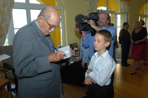 Habsburg Ottó magyar és cseh királyi, ill. osztrák császári főherceg, az utolsó Habsburg-trónörökös és a 9 éves énem Sóskutón 2004. augusztus 18-án