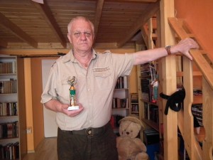 Földi Pál honvédezredes, hadtörténeti író kezében az általam létrehozott Arany Medál-díjjal a szobámban 2011. július 12-én