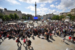 Harry Potter rajongók várakoznak az utolsó Potter-film premierjére a londoni Trafalgar téren 2011. július 7-én