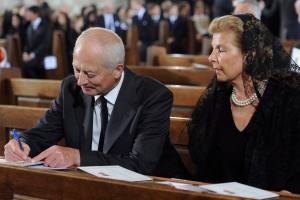 II. János Ádám, Lichtenstein uralkodó hercege és neje, Mária hercegnő beleír a füzetembe Habsburg Ottó főherceg, az utolsó osztrák-magyar trónörökös temetésén a bécsi Szent István-székesegyházban 2011. július 16-án II. János Ádám, Lichtenstein uralkodó hercege és neje, Mária hercegnő beleír a füzetembe Habsburg Ottó főherceg, az utolsó osztrák-magyar trónörökös temetésén a bécsi Szent István-székesegyházban 2011. július 16-án