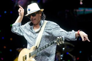 Carlos Santana Grammy-díjas mexikói rockzenész és gitáros koncertet ad a Papp László Sportarénában Budapesten 2011. július 5-én