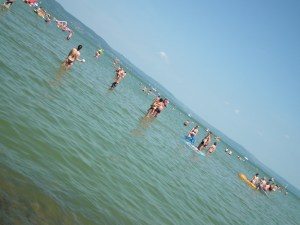 Fürdőzők a Balaton vizében Balatonlellén 2011. augusztus 6-án (Mészáros Márton felvétele)