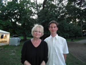 Básti Juli Kossuth-díjas magyar színésznővel a keszthelyi Festetics-kastély parkjában 2011. augusztus 6-án este Básti Juli Kossuth-díjas magyar színésznővel a keszthelyi Festetics-kastély parkjában 2011. augusztus 6-án este