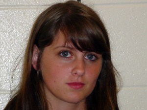 Loni Bouchard 20 éves bébiszittert kiskorú megrontásáért tartóztatták le