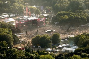 A Sziget Fesztivál résztvevői a budapesti Hajógyári-szigeten délelőtt 2011. augusztus 12-én