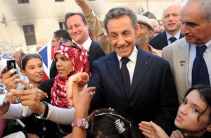 David Cameron brit miniszterelnök és Nicolas Sarkozy francia elnök a líbiai Bengázi városában 2011. szeptember 15-én (Stefan Rousseau fotográfus, a brit kormányfő fotósának felvétele) David Cameron brit miniszterelnök és Nicolas Sarkozy francia elnök a líbiai Bengázi városában 2011. szeptember 15-én (Stefan Rousseau fotográfus, a brit kormányfő fotósának felvétele)
