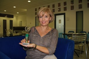 Ábrahám Edit magyar színésznő az év színésznője kategóriában elnyert Arany Medál-díjjal a kezében Budapesten 2011. szeptember 21-én (Fotó: Mészáros Márton) Ábrahám Edit magyar színésznő az év színésznője kategóriában elnyert Arany Medál-díjjal a kezében Budapesten 2011. szeptember 21-én (Fotó: Mészáros Márton)